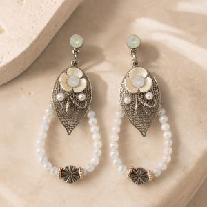 Boucles longues fleurs et perles - bijou Ikita unique