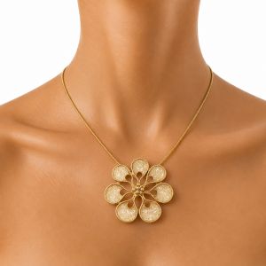 Collier Ikita doré pendentif fleur crème pailleté – Élégance raffinée - bijou unique